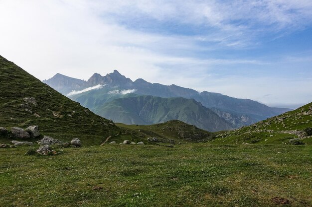 Gymyhliトラクトコーカサス2021の近くのCherekBalkar川の峡谷の山の谷