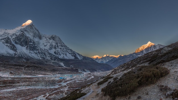 Ama Dablam Chukhung 네팔 산의 햇볕에 쬐 인 정상과 새벽 히말라야의 산 계곡