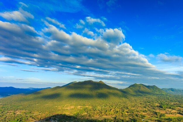 日の出の山の谷夏の美しい自然の風景