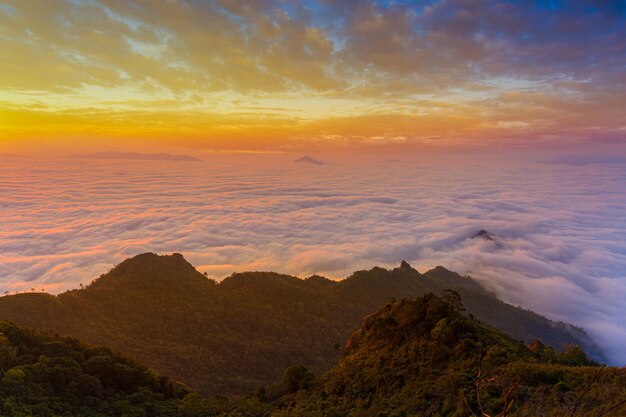 日の出の山の谷自然な夏の風景