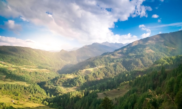 Valle di montagna con un bel cielo blu nepal