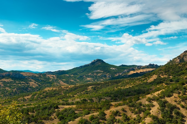 Valle di montagna con cielo nuvoloso