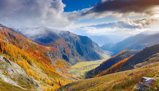 Foto una valle montuosa con una vista pittoresca del paesaggio naturale