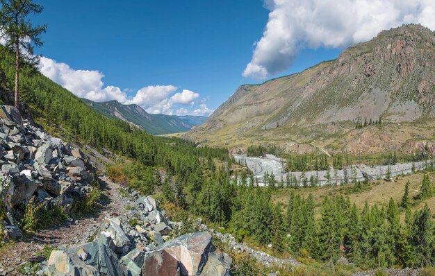 夏の日に川のある山の谷