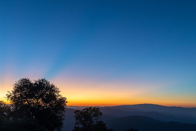 Foto vista sulle montagne da doi pha mee e doi pha hee chiang rai thailandia