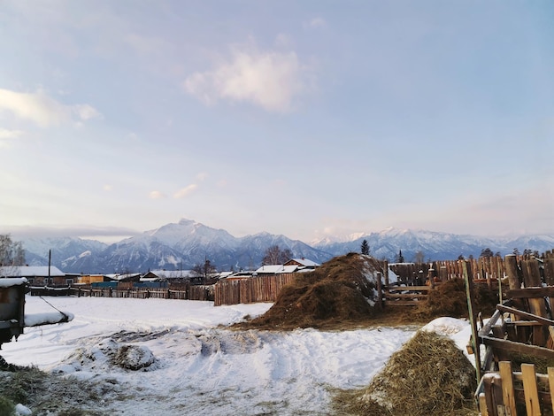 ロシアのブルヤチア共和国の村からの山の景色