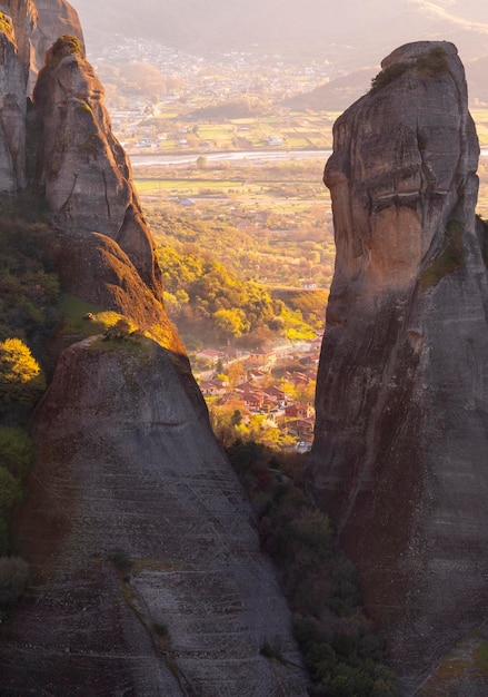 ギリシャのメテオラ山脈からのカランバカ市のマウンテンビュー