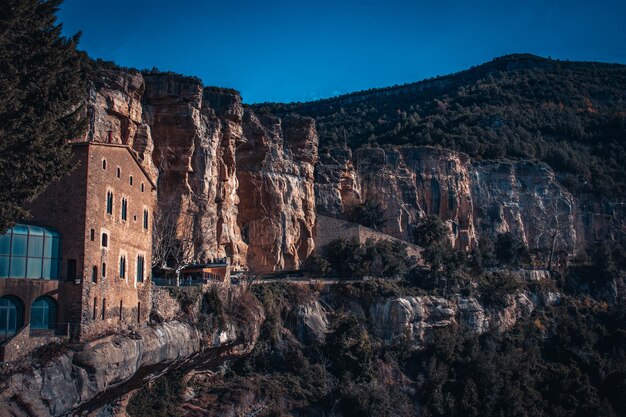 Photo mountain view of natural park of sant miquel del fai photo beautiful mountain view of hills grade