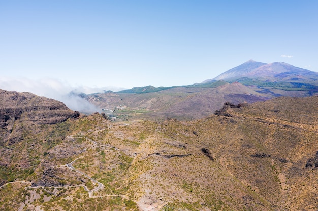 Вид на горы, дорога в горах острова Тенерифе. Канарские острова, Испания