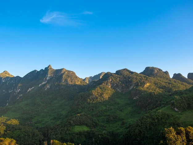 チェンマイタイの反対の視点からの昼間のチェンダオ山の澄んだ青い空と山の景色
