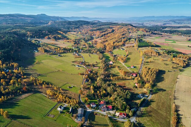 Foto villaggio di montagna e campi agricoli vista aerea del paesaggio naturale