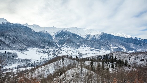 Villaggio di montagna nelle montagne del caucaso in inverno, svaneti, georgia.