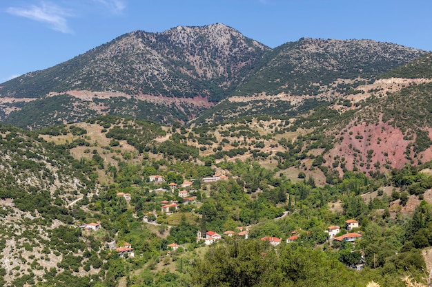 높이에서 산 마을 Achaea 그리스 Peloponnese