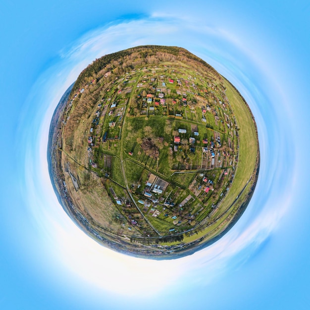 緑の畑の中の山の村の空中写真