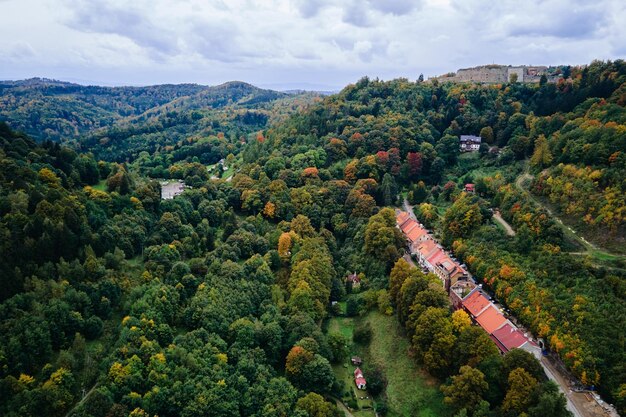 Photo mountain village near agricultural fields at autumn season