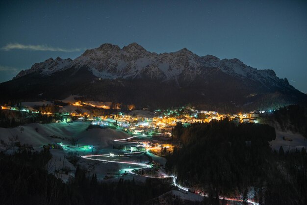 Photo mountain village at night illuminated