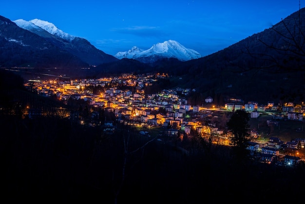 冬の山の村