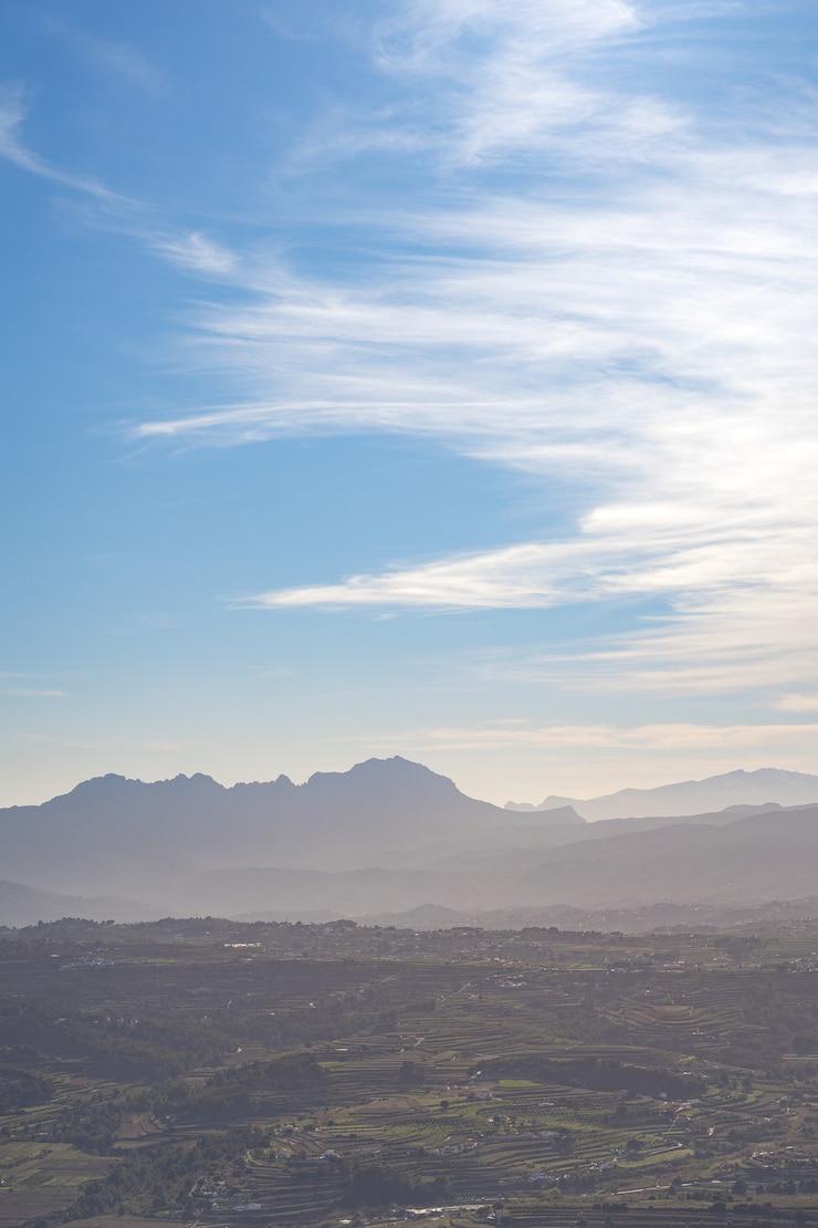 Photo mountain between villages on a clear day with few clouds, the sea in the background. in alicante, spain.