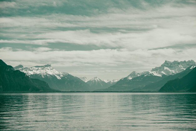 Горы и вода фон с видом на Женевское озеро Vevey Швейцария