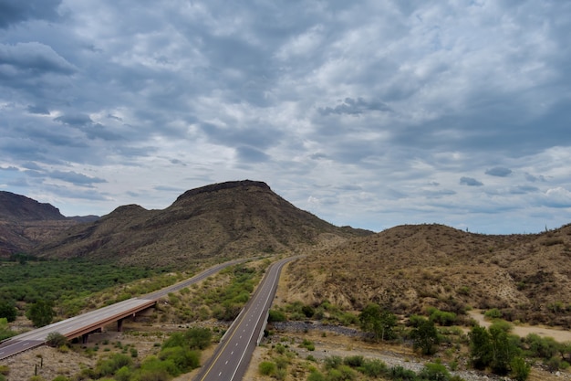 Area selvaggia di montagna vicino all'autostrada interstate nello stato dell'arizona