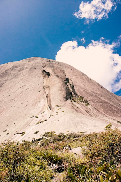 Photo a mountain with a blue sky and clouds