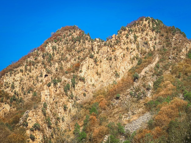 青い空の山と岩でできた道