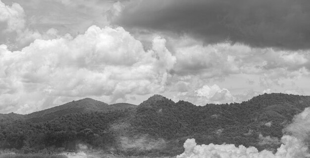 梅雨の雲と山。山の風景。