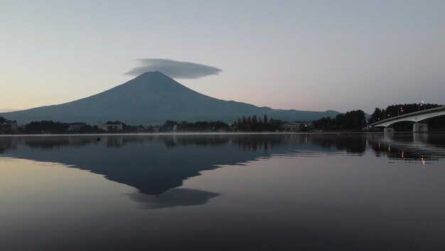 その上に雲のある山