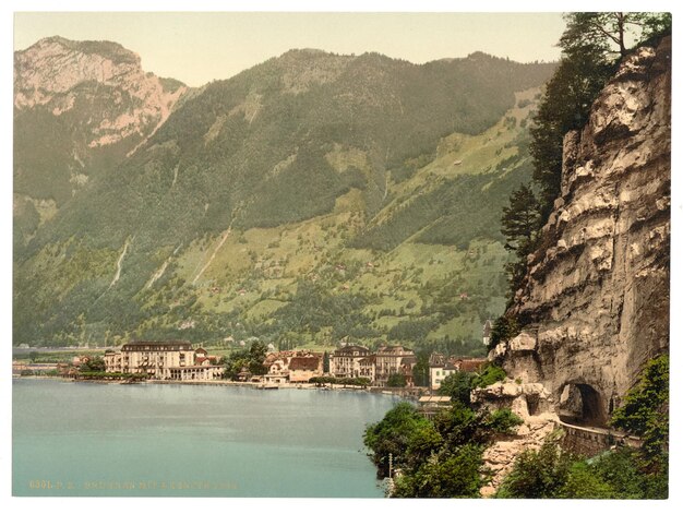 Photo a mountain with a lake and a mountain in the background