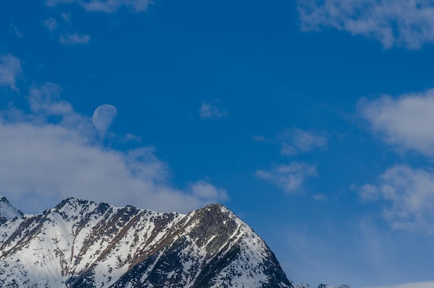 空に月のある山