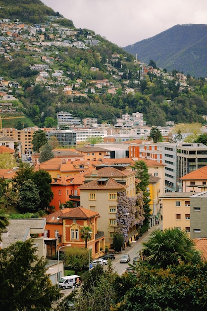 Foto una montagna con una montagna sullo sfondo