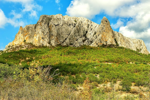 Photo mountain with a ridge in the form of a rock