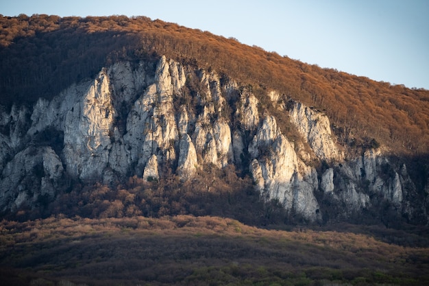 Photo mountain with a rocky cliff mountain landscape incredible beauty of nature