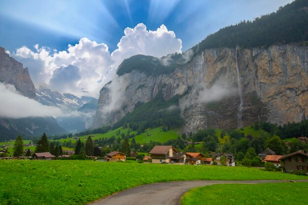 Photo a mountain with a sign that says quot the name of the valley quot