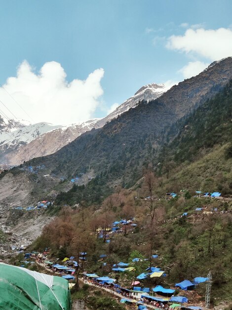 Photo a mountain with snow on it