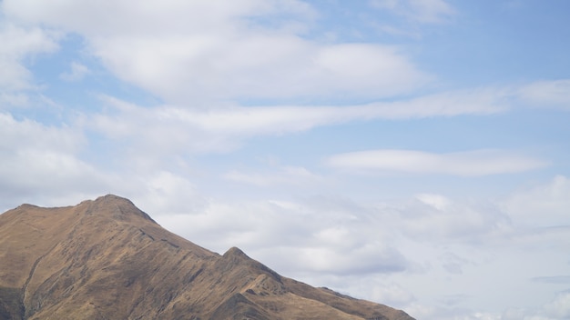 Photo mountain with some cloud on the blue clear sky