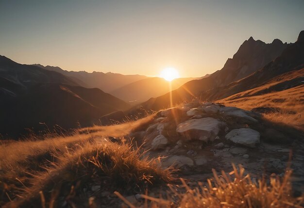 背景に夕日がある山