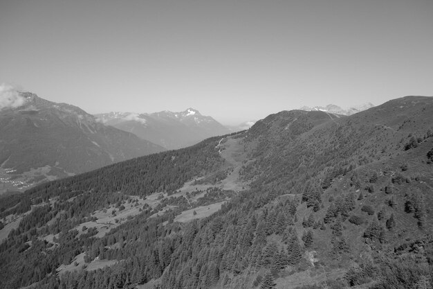 Photo a mountain with a valley in the background and a mountain in the background