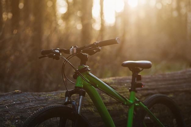 Mountainbike bij zonsondergang