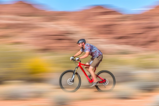 Mountainbike fietser rijden single track neuraal netwerk ai gegenereerd