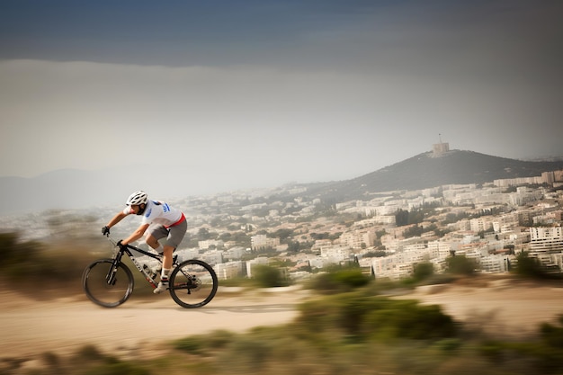 Mountainbike fietser rijden single track neuraal netwerk ai gegenereerd