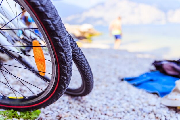 Mountainbike op het strand Close-up van de banden kopiëren ruimte