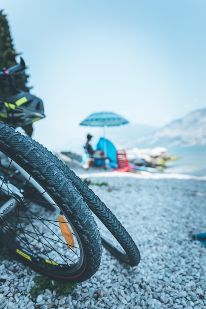 Mountainbike op het strand Close-up van de banden kopiëren ruimte