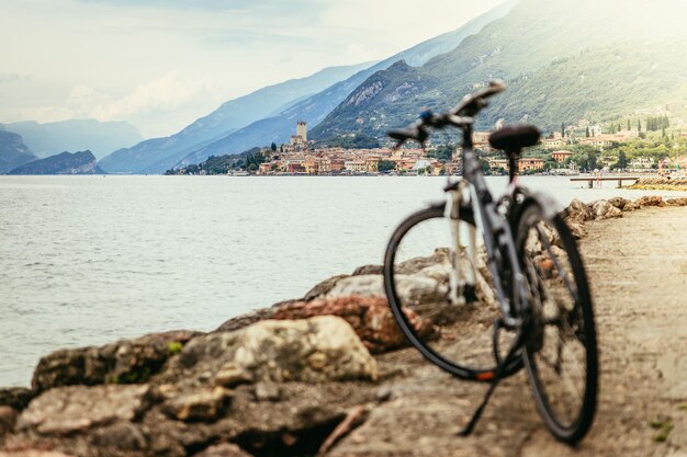 Mountainbiken in de vakantie Landschap met meer en dorp