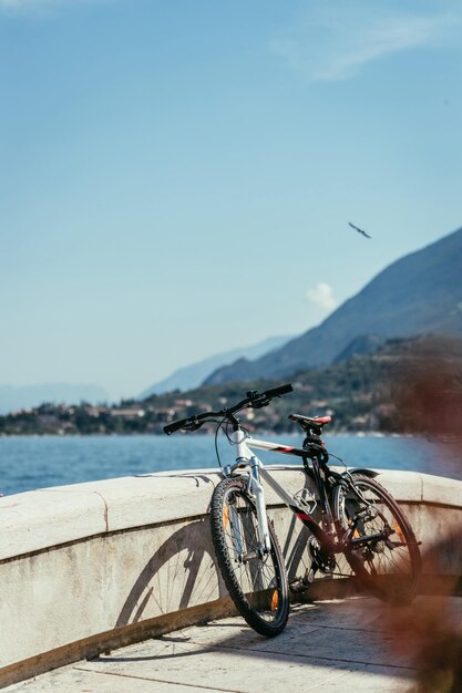 Mountainbiken in de vakantie Landschap met meer en dorp