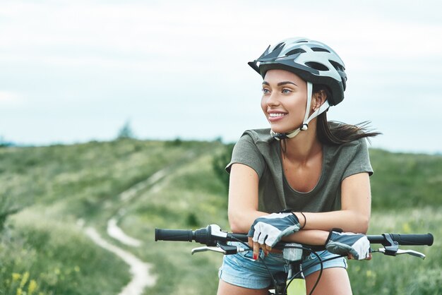 Mountainbiken vrouw met fatbike geniet van zomervakantie close-up