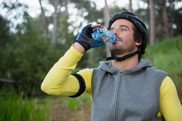 Mountainbiker drinkwater