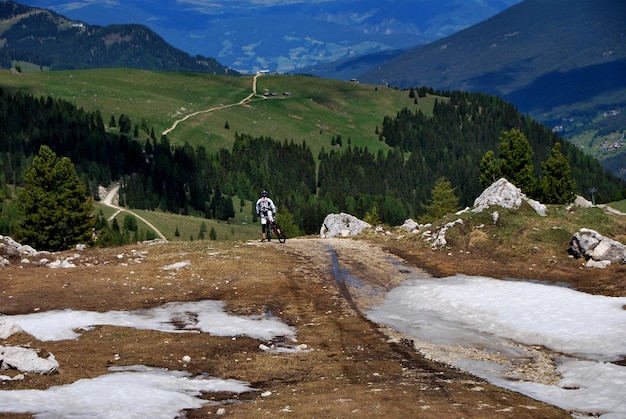 산에서 산악 자전거 타는 사람