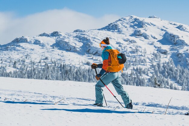 산악인 백컨트리 스키 워킹 스키 산악인 눈 덮인 나무가 있는 고산 풍경에서 스키 투어 모험 겨울 스포츠 Kralova hola 슬로바키아