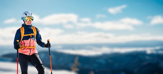 写真 登山家 バックカントリー スキー ウォーキング スキー 山の中の女性アルピニスト 雪に覆われた木々 と高山の風景でのスキー ツーリング アドベンチャー ウィンター スポーツ フリーライド スキー